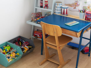 ławka szkolna w pokoju dziecięcym