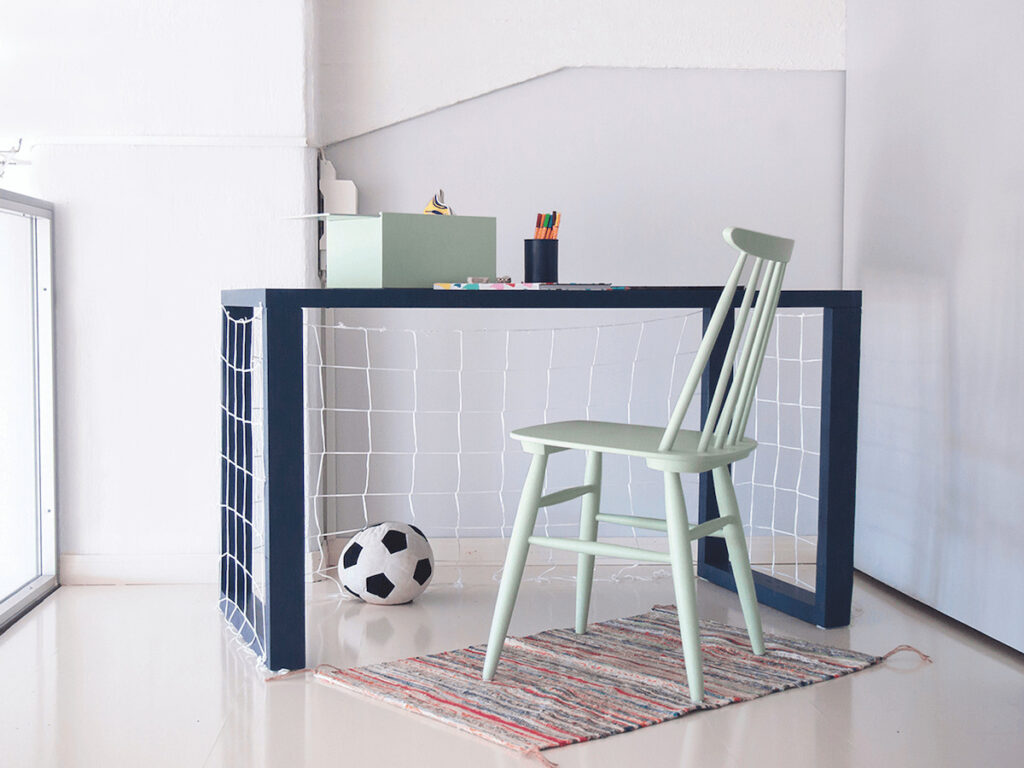 jak urządzić pokój dziecka biurko bramka piłkarska