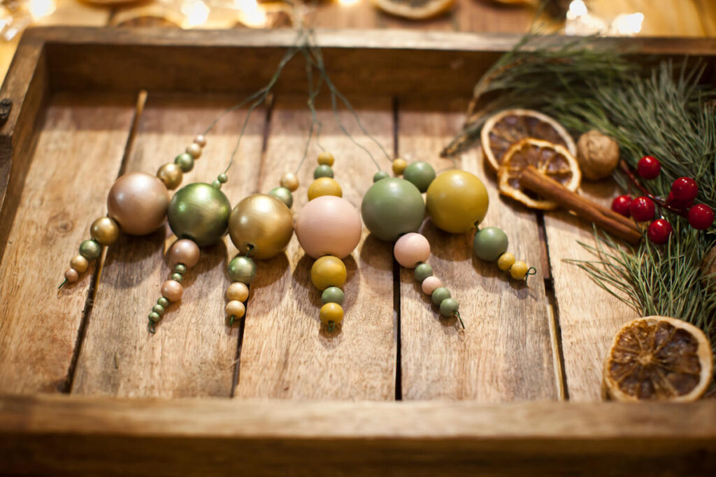 dekoracje świąteczne diy drewniane kulki suszone pomarańcze