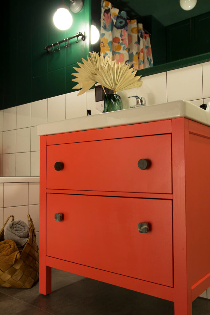 łazienka po metamorfozie pomalowana farbami Tikkurila