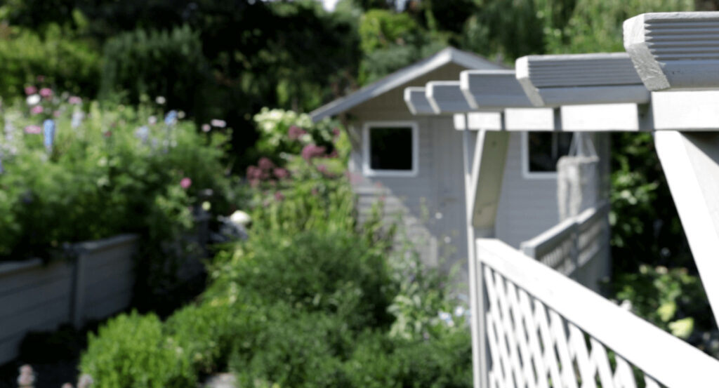 pomalowany domek ogrodowy