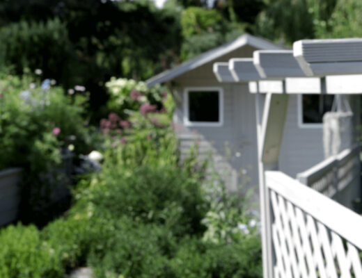 pomalowany domek ogrodowy